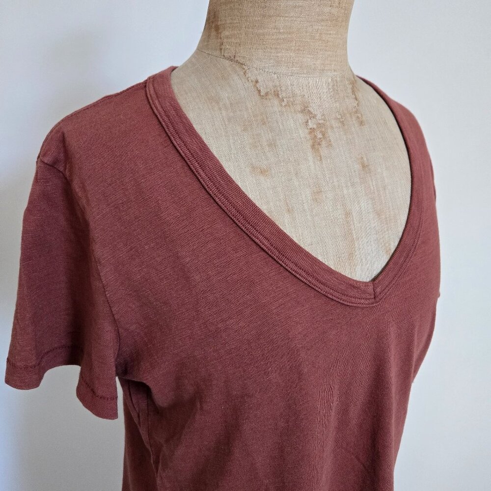Universal Thread Rust Colored V-Neck Tee (M)
